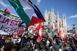 Marcha antifascista del 25 de abril en Milán, y banderas palestinas frente al Duomo