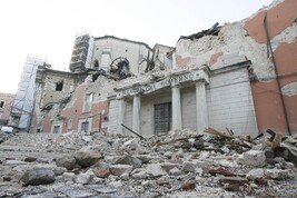La Prefettura distrutta a L'Aquila dopo il terremoto del 2009