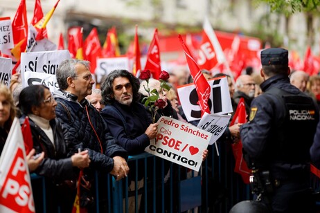 'Pedro, resta': raduno socialisti a Madrid in sostegno a Sánchez