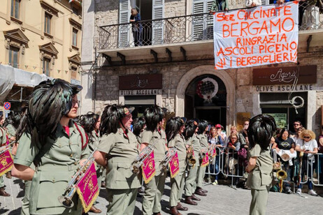Desfile de los Bersaglieri en Ascoli (ANSA)