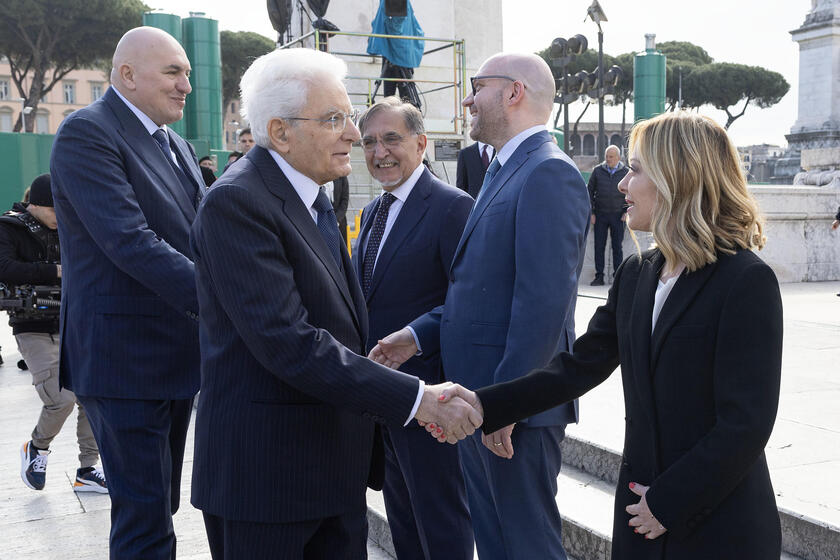 El presidente italiano, Sergio Mattarella, coloca una corona en el monumento al Soldado Desconocido