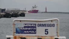 Migranti, la Ocean Viking arriva a Napoli: striscioni di benvenuto